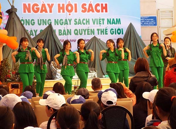 Kể chuyện theo sách