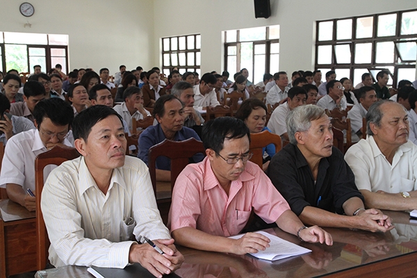 Đông đảo lãnh đạo, cán bộ TP Bảo Lộc tham gia nắm bắt thông tin về tình hình biển đảo do Bộ Tư lệnh Hải quân vùng 4 cung cấp