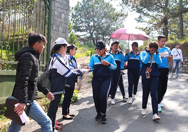 Học sinh Trường THPT Bùi Thị Xuân phát tờ rơi tuyên truyền tại cổng trường ĐH Đà Lạt