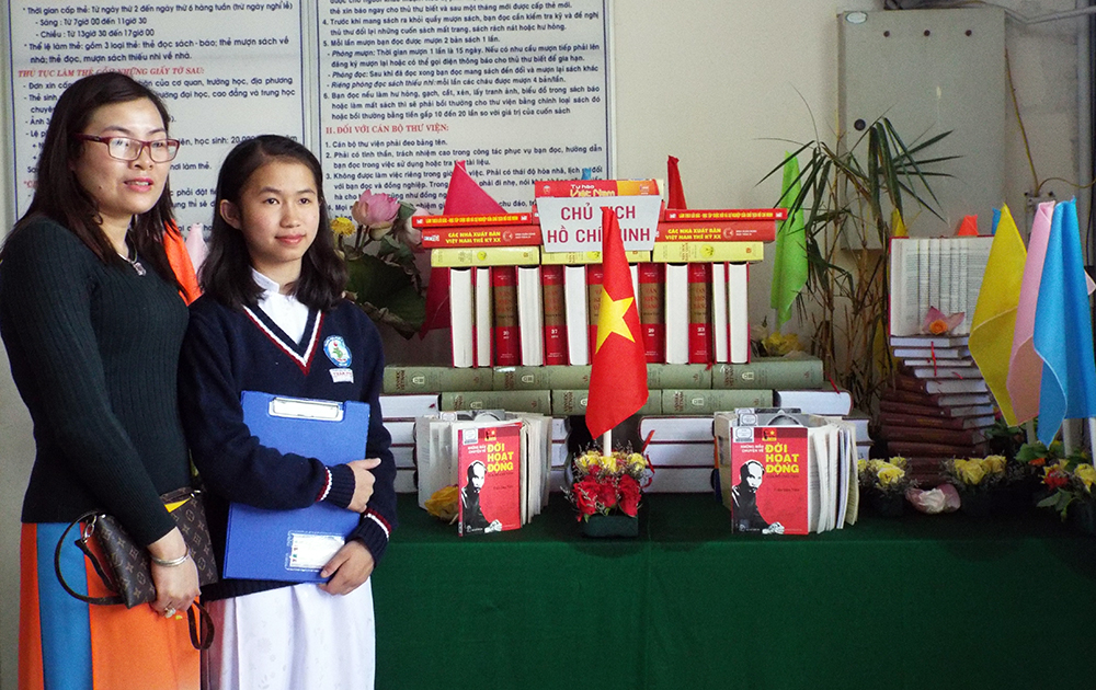Mô hình “Lăng Chủ tịch Hồ Chí Minh” của Trường THPT Trần Phú được xếp từ 79 cuốn sách văn kiện Đảng và sách viết về tấm gương đạo đức, phong cách, những chuyện kể về Bác