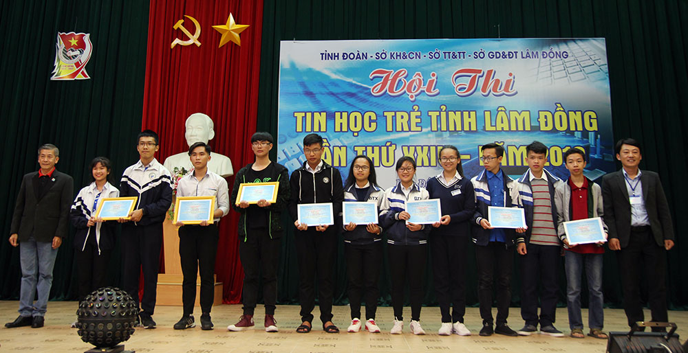 Trao giải cho các thí sinh đạt thành tích cao trong Hội thi
