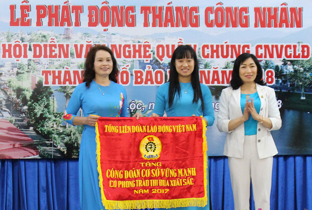 Liên đoàn Lao động TP Bảo Lộc nhận Cờ thi đua của Tổng Liên đoàn Lao động Việt Nam