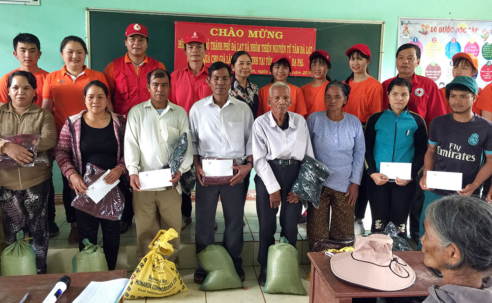 Tặng quà, khám chữa bệnh miễn phí cho bà con đồng bào DTTS Đạ Tẻh