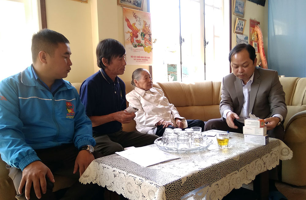 Khám chữa bệnh tại nhà cho Mẹ Việt Nam anh hùng