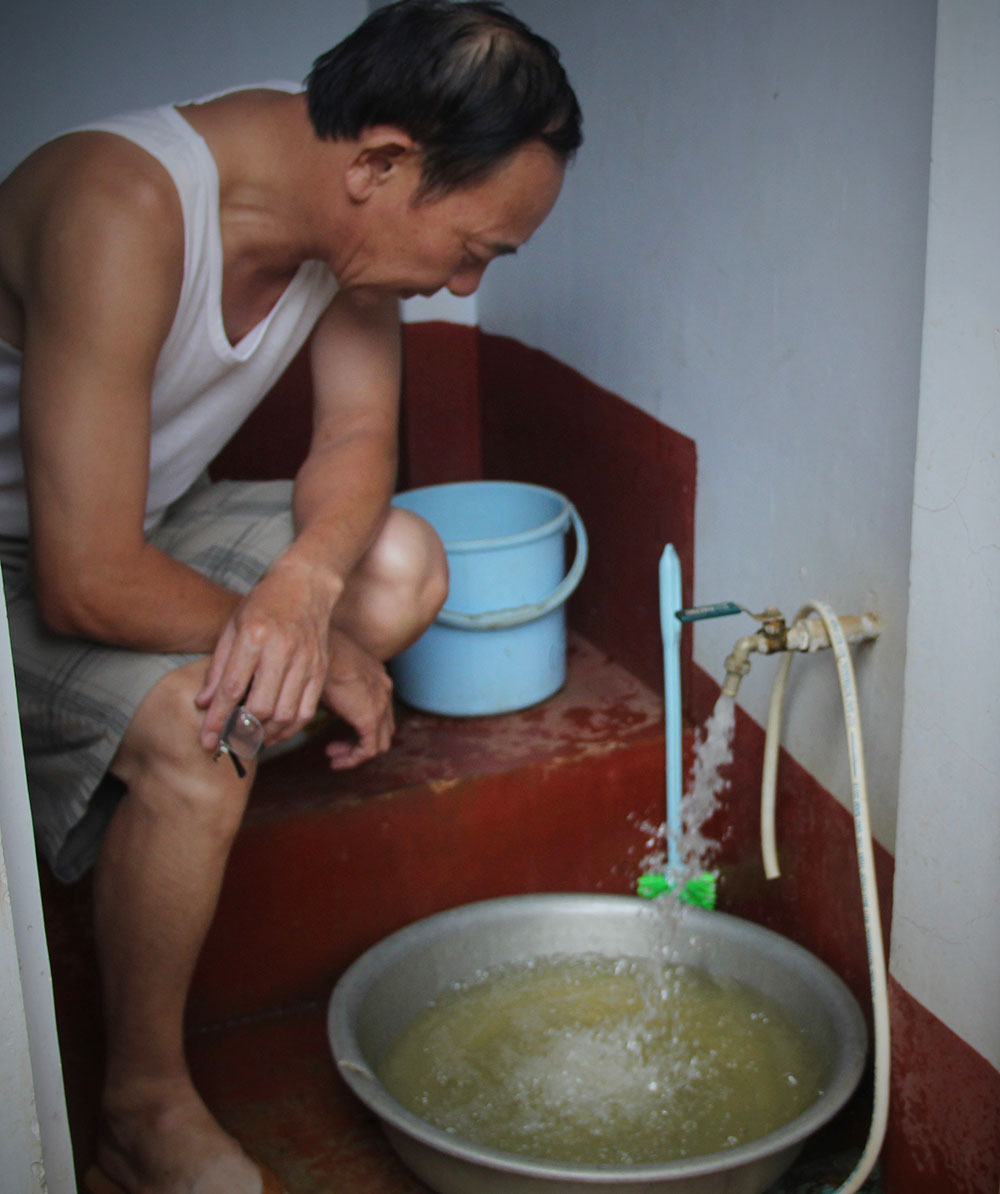 Người dân lo sợ vì nước máy ngả màu vàng như &quot;trà đá&quot;