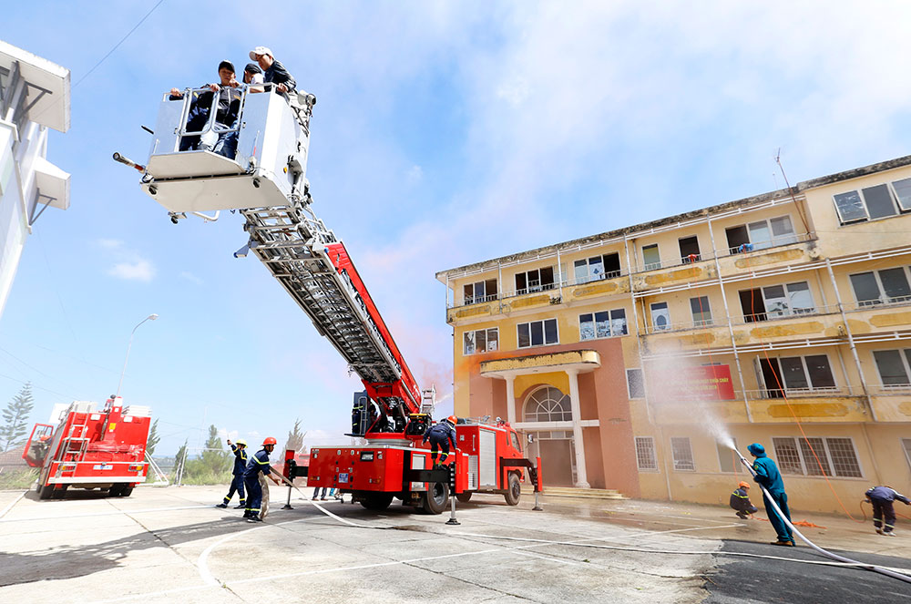 70 sinh viên diễn tập phòng cháy chữa cháy tại KTX ĐH Đà Lạt