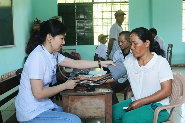 Khám bệnh, cấp thuốc miễn phí cho người dân