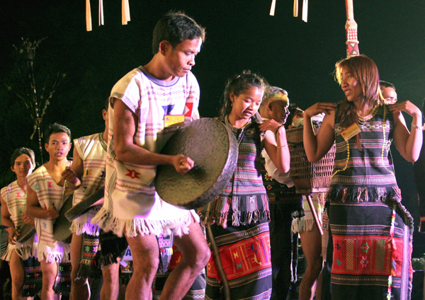 Qua những miền đất anh hùng