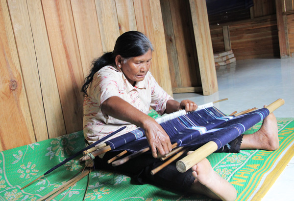 Một đời giữ gìn nghề dệt