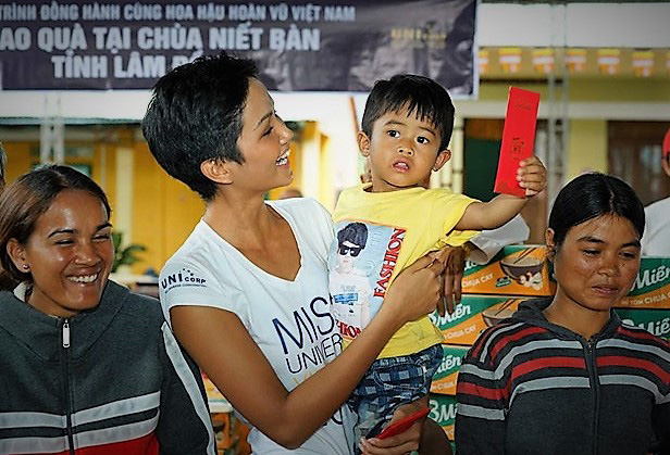 Hoa hậu H'Hen Niê trao 150 phần quà từ thiện cho người nghèo xã Lộc Thành