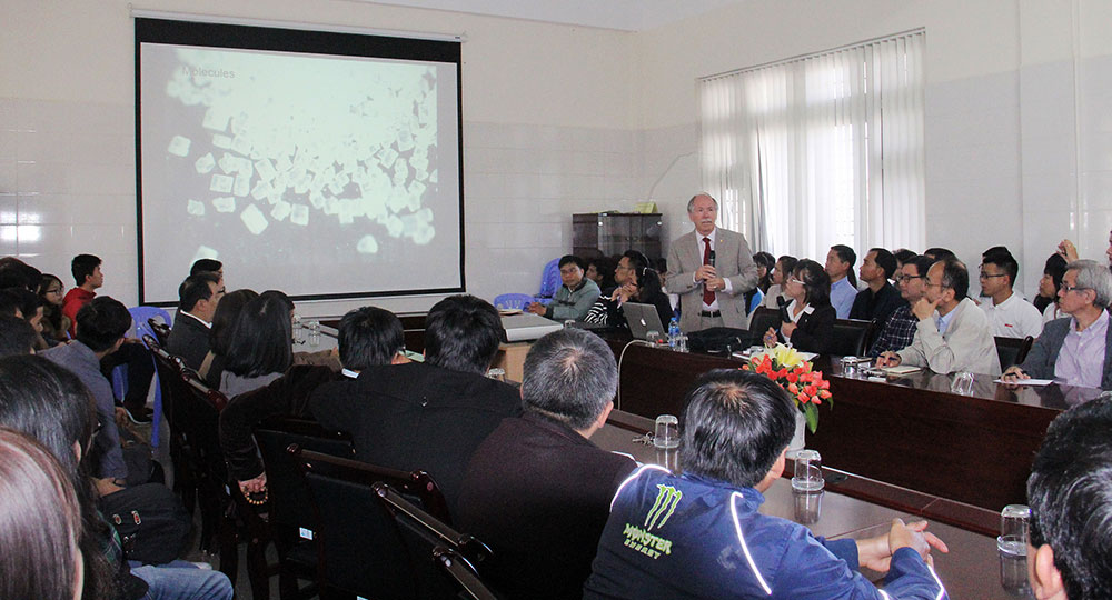 GS Gerard ‘t Hoofttrình bày đề tài về “lỗ đen” tại ĐH Đà Lạt