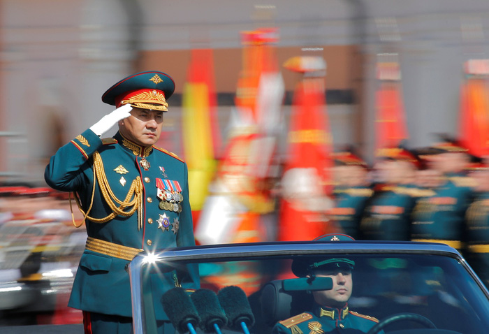 Bộ trưởng Quốc phòng Sergei Shoigu mở đầu buổi duyệt binh - Ảnh: REUTERS