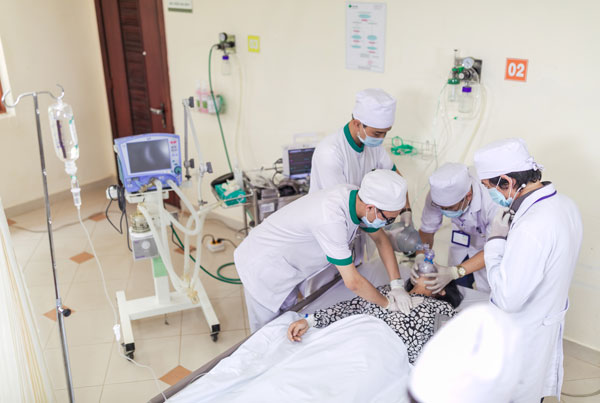 Bác sĩ "xả thân" cứu bệnh nhân
