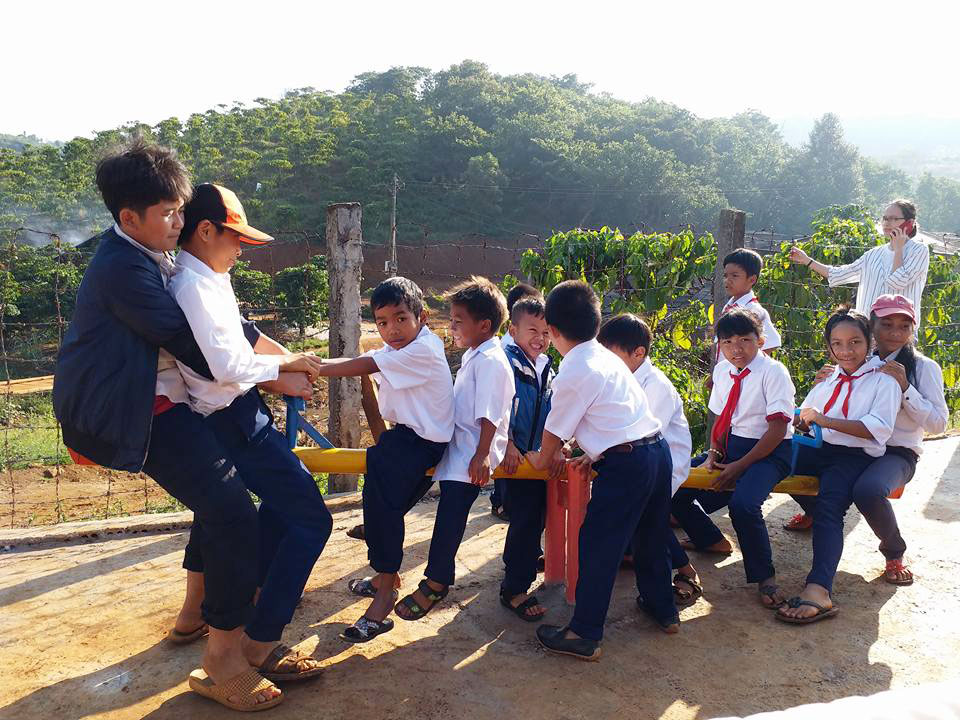 Đạ Tẻh: Thiếu nhi Tôn K'Long hào hứng với sân chơi mới