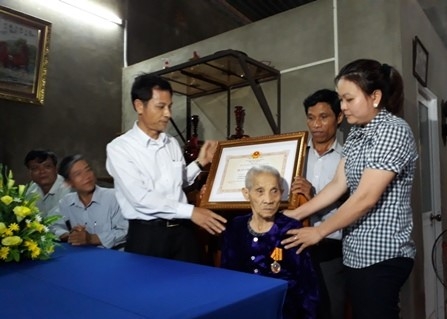 Đạ Huoai: Hai gia đình liệt sỹ được trao Huân chương Độc lập