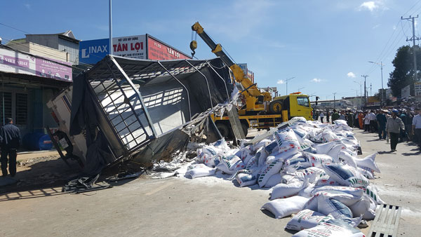 Hiện trường vụ tai nạn làm 5 người chết trên QL20