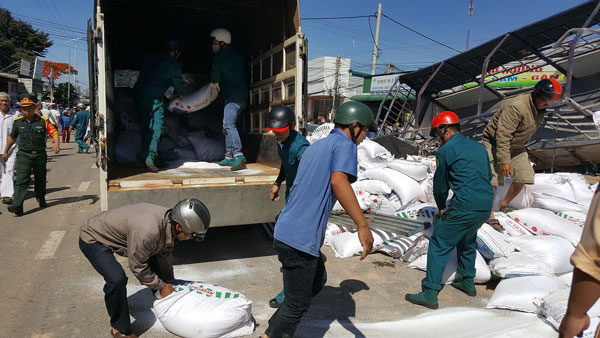 Lực lượng chức năng giải tỏa hiện trường để thông đường