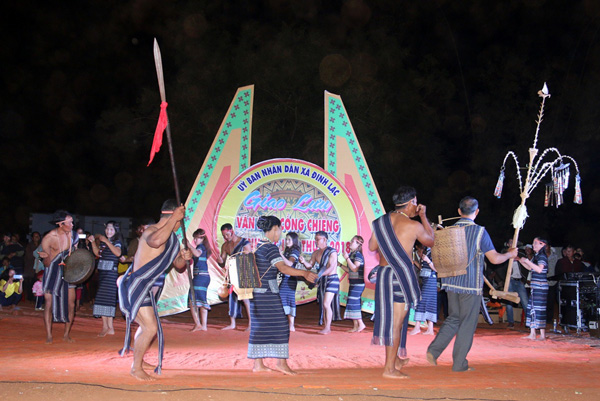 Rộn ràng tiếng chiêng