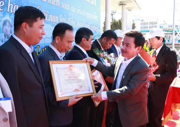 Hội đồng ATVSLĐ tỉnh trao bằng khen cho 15 tập thể đã có thành tích xuất sắc trong thực hiện công tác An toàn vệ sinh lao động – Phòng chống cháy nổ, năm 2017