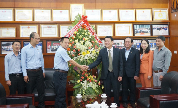 Liên hiệp các Hội Khoa học – Kỹ thuật Lâm Đồng thăm và chúc mừng Công ty nhôm Lâm Đồng