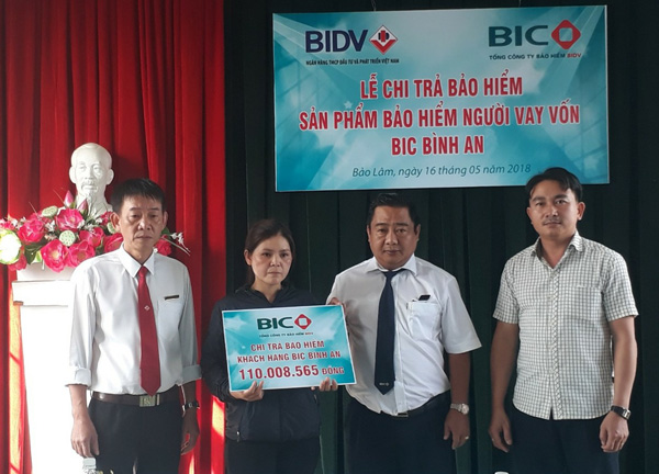 Chi trả bảo hiểm cho người vay vốn