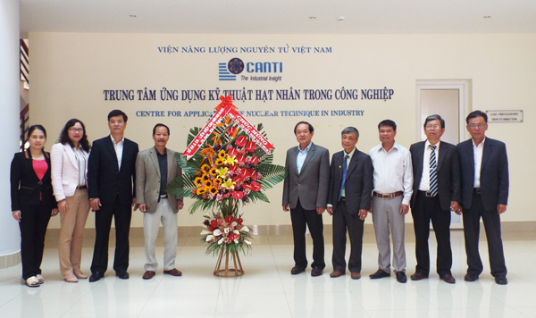 Thăm Trung tâm Ứng dụng Kỹ thuật hạt nhân trong công nghiệp