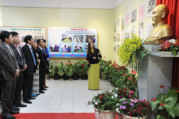 Triển lãm hình ảnh, tư liệu về học tập và làm theo gương Bác