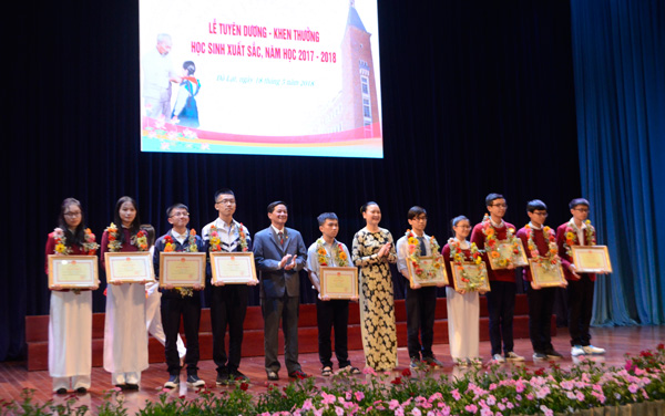 Tuyên dương, khen thưởng 113 học sinh xuất sắc năm học 2017 – 2018
