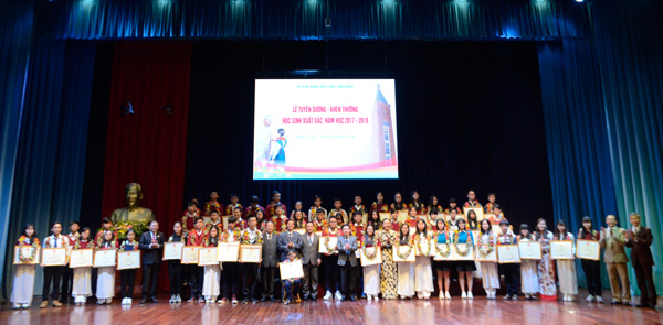 Lãnh đạo tỉnh và Sở GDĐT chụp hình lưu niệm với những học sinh xuất sắc