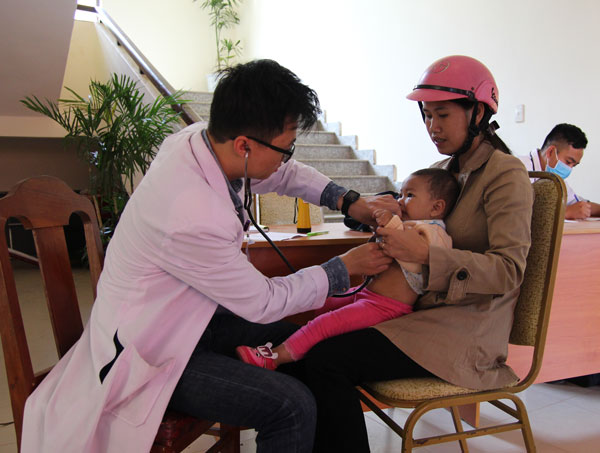Khám bệnh, cấp phát thuốc miễn phí cho người dân nghèo xã Đưng K’Nớ