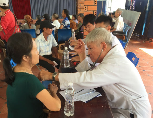 Đạ Tẻh: Khám chữa bệnh và tặng quà cho người nghèo