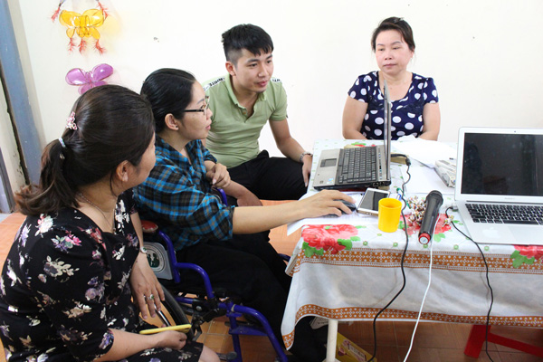 Người khuyết tật tìm kiếm cơ hội bán hàng trên Internet