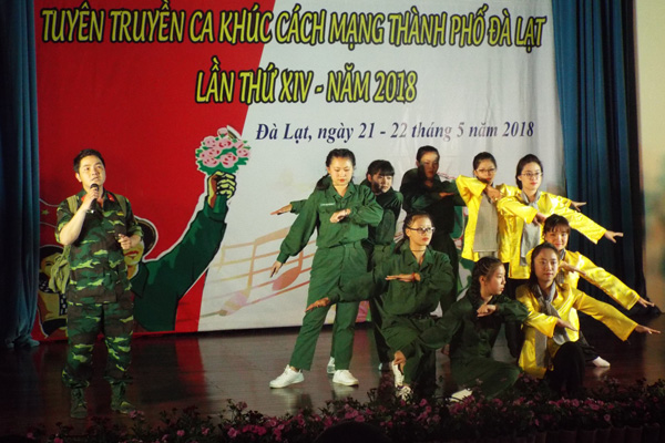 Các tiết mục được dàn dựng công phu, ngợi ca truyền thống anh hùng cách mạng