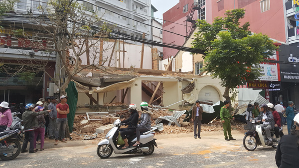 Rất may vụ tai nạn không gây thiệt hại cho người đi đường