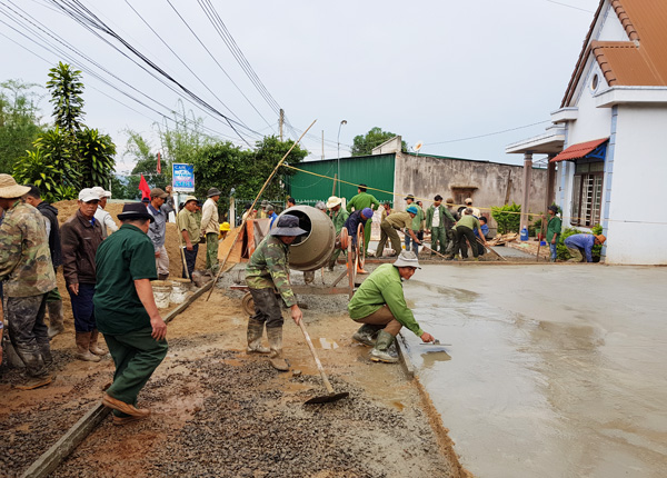 Giúp các hộ làm sân, cổng, hàng rào