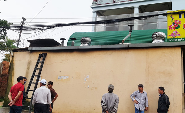 Leo lên mái nhà thông ống khói, 1 người bị điện giật nguy kịch