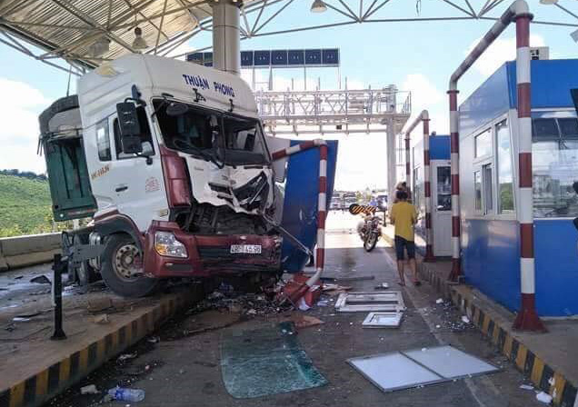 Xe đầu kéo va chạm với xe khách, tông nát cabin trạm thu phí Liên Đầm