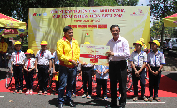Trao xe đạp cho các em học sinh nghèo, vượt khó