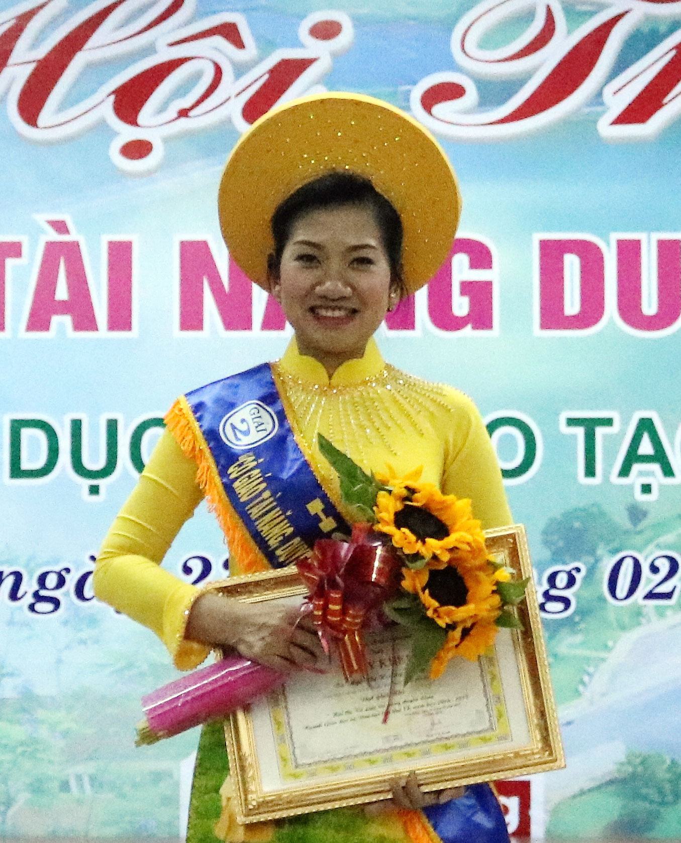 Cô giáo &quot;mang khăn quàng đỏ&quot;