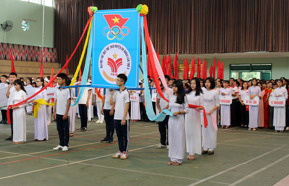   Đội nghi thức chào mừng đại hội. Ảnh: T.Chu