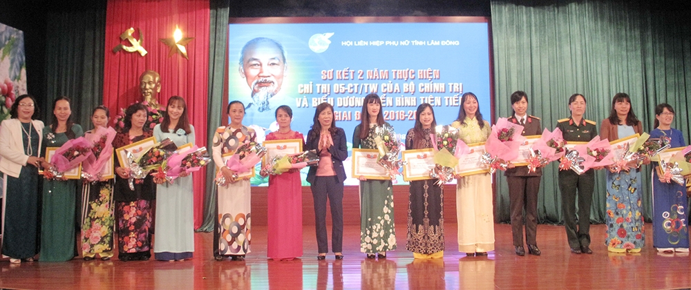 Biểu dương 15 tập thể và 70 cá nhân điển hình phụ nữ thực hiện tốt Chỉ thị 05-CT/TW