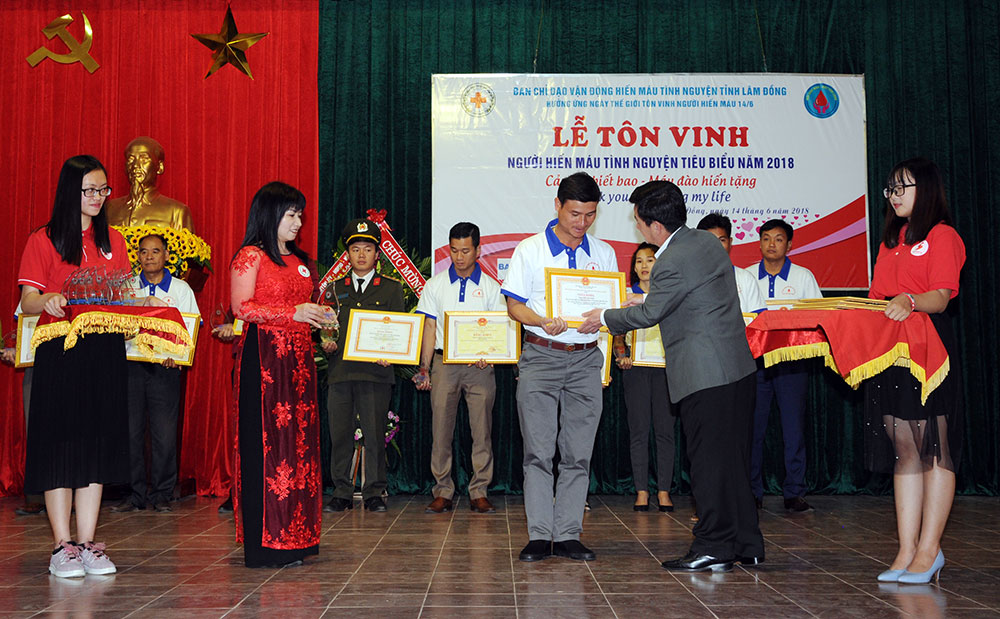 Tôn vinh 55 tập thể, cá nhân hiến máu tiêu biểu năm 2018