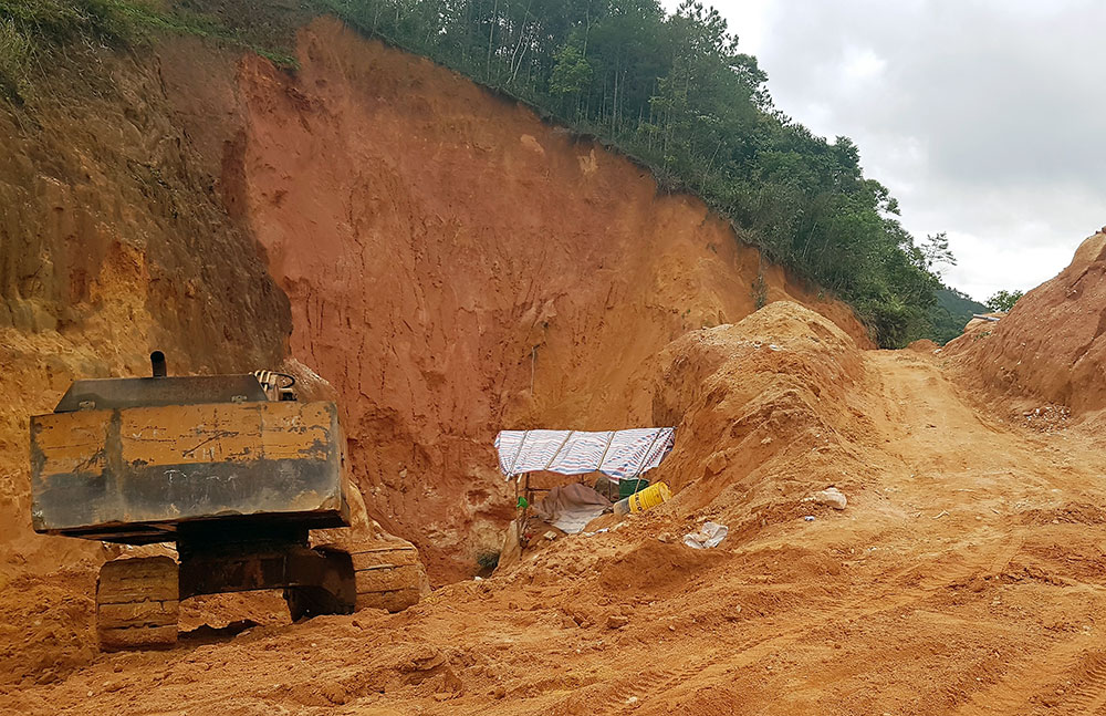 Ngang nhiên mang máy xúc san gạt đất lâm nghiệp khai thác thạch anh