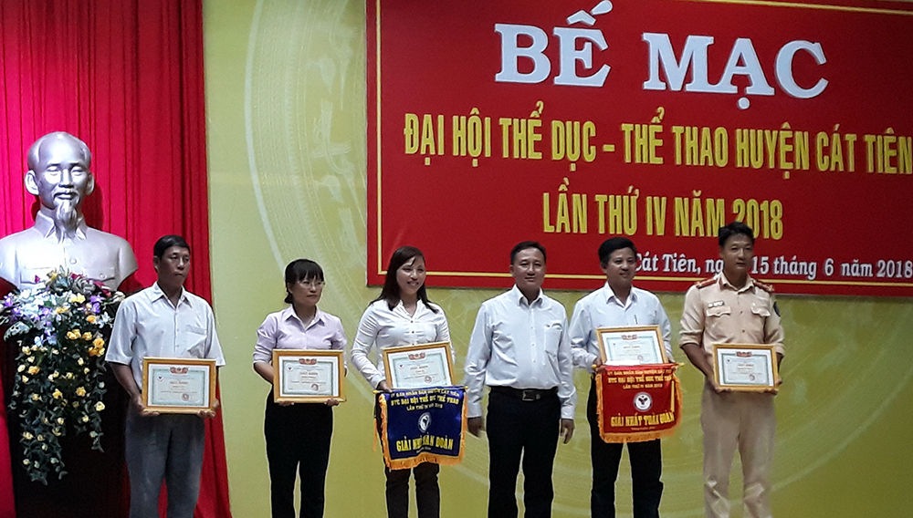 Trao 365 huy chương các loại