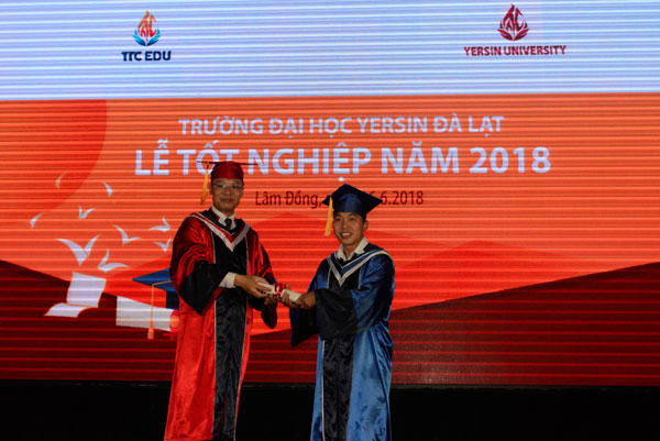 Trao bằng tốt nghiệp cho 227 tân cử nhân và tân kiến trúc sư