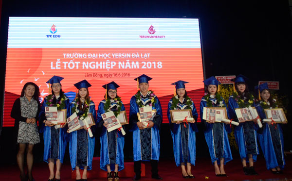 Một doanh nghiệp trao chứng nhận tuyển dụng cho 8 sinh viên xếp loại giỏi và xuất sắc toàn khóa học
