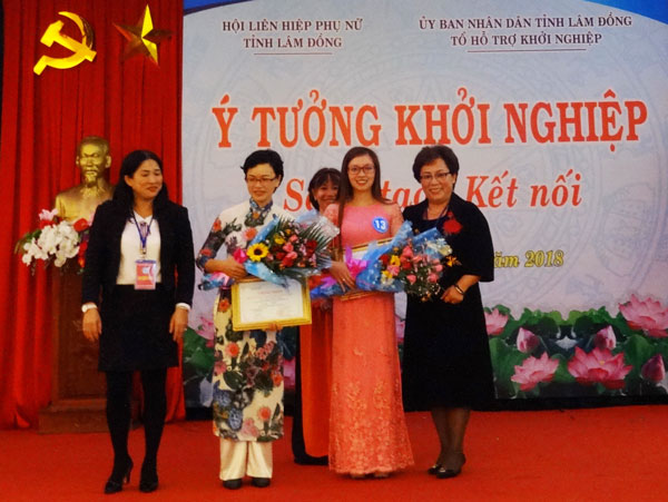 Trao giải Nhì cho 2 ý tưởng “Hồng và dứa cayen sấy dẻo công nghệ Nhật Bản” của chị Huỳnh Thị Thanh Thảo (Đơn Dương), “Sản xuất –chế biến –phân phối cà trái cây hữu cơ trồng từ trứng sữa mật mía” của chị Lê Thị Lệ Phương (Đà Lạt)