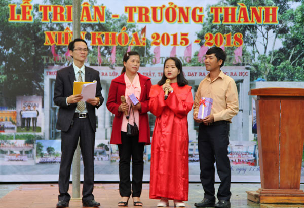 Xúc động lễ chia tay của thầy và trò trường THPT Lộc Thành