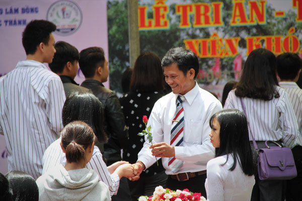 Thầy và trò dành tặng cho nhau những bông hoa tươi thắm