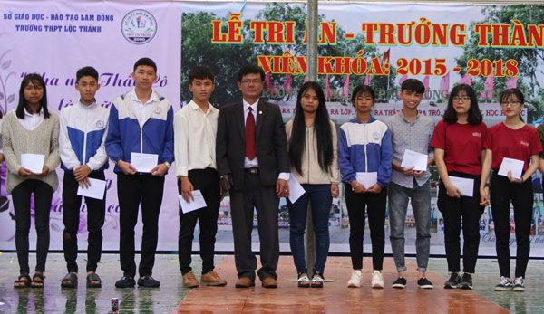 Trao học bổng tiếp sức cho học sinh nghèo vượt khó